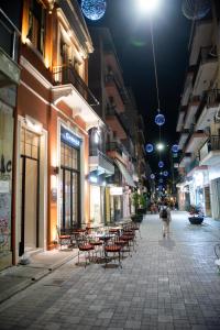 帕特雷Patras Casale的一条晚上带桌椅的空街道