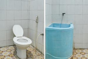 古邦OYO 91769 Wisma Harapan Baik的一间带卫生间和蓝色浴缸的浴室