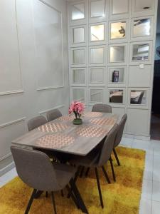 CukaiAR Homestay Bukit Kuang Kemaman的餐桌、椅子和花瓶