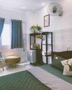 头顿Lighthouse Homestay Vũng Tàu的一间卧室设有一张床和一个书架