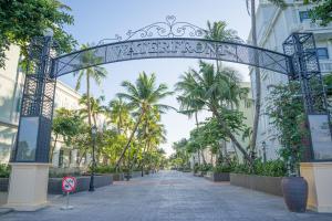 富国V&T Hotel的棕榈树街道中间的拱门
