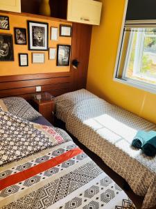 RocbaronJoli Mobil-Home de Vacances, Ideal pour les familles的带窗户的客房内的两张床