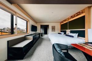 京都京都雅然居酒店的酒店客房设有两张床和大窗户。