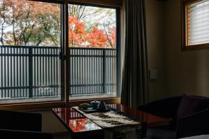 京都京都雅然居酒店的客房设有咖啡桌和大窗户。