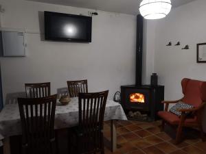 ViñaspreCasa rural Ardetxal a 16km de Logroño y Laguardia的一间带桌子和壁炉的用餐室