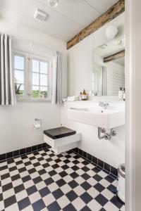 米泽尔法特斯咯塔海恩兹联盟酒店的一间带水槽和 ⁇ 格地板的浴室
