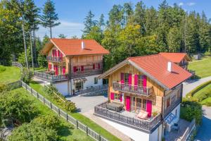 PöllaubergFerienhaus mit Panoramaausblick und Sauna - 3 SZ的红色百叶窗房子的空中景观