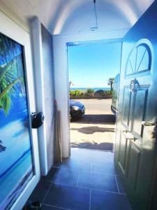 热那亚La Casa di Pegli 21r的通往享有汽车景致的客房的门