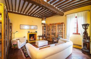 卢卡Agriturismo Mansi Bernardini的客厅配有2张白色沙发和壁炉