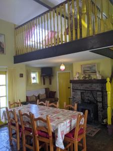 CarrickmoreDrumaneir Cottage的一间带桌椅和楼梯的用餐室