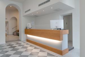 佛罗伦萨阿尔乐酒店的厨房设有柜台和 ⁇ 制地板