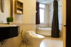 邦美蜀晃禄酒店的浴室配有卫生间、浴缸和水槽。