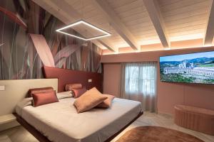 里沃托托Il Giardino degli Angeli的一间卧室配有一张床和一台平面电视