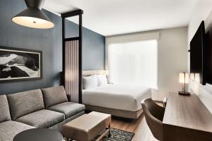 凤凰城Hyatt Place Phoenix/Downtown的酒店客房,配有床和沙发