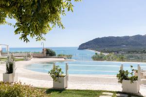 马蒂纳塔伊尔波尔图住宅酒店的享有游泳池的景色,背景是大海