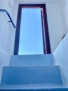 ApérathosAriadne's Rooms的上面有一扇门的蓝色坡道