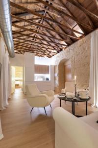 科尔多瓦La Posada De Sojo的客厅配有白色家具和木制天花板