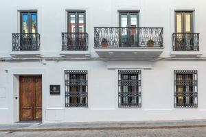 科尔多瓦La Posada De Sojo的白色的建筑,设有窗户和门