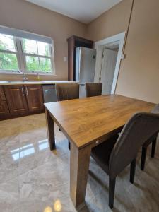 阿比菲尔Mountmahon House的厨房配有木制餐桌和椅子