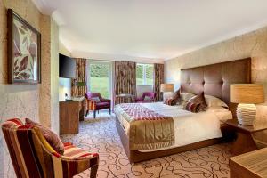 普尔福德格罗夫纳普尔福德酒店及Spa的酒店客房,配有一张床、一张桌子和椅子