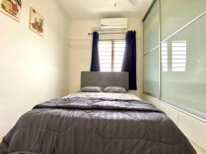 万挠De'Colour Stay at Country Homes Rawang的一间带床的卧室,位于带窗户的房间内