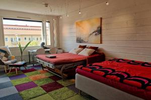 坦佩雷Lovely 7th floor studio full of color, enjoy!的一间卧室配有两张床和一张桌子及椅子