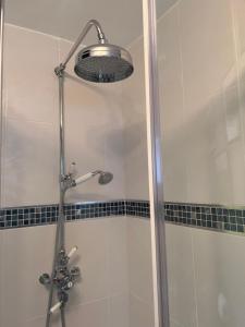 彼得伯勒La Mignonne Aketoise的浴室内配有淋浴和头顶淋浴