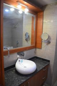 古尔冈Platinum Palace的一间带水槽和镜子的浴室