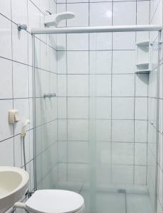 欧里尼奥斯Ouro Hotel的白色的浴室设有卫生间和水槽。