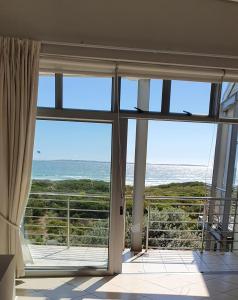 开普敦Beachfront 3-bedroom with Robben Island views的客房设有大窗户,享有海景。