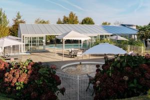 ArgolVVF Pointe Bretagne, Argol的一个带游泳池和遮阳伞的庭院和一座建筑