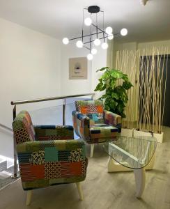 AbaránAureo Alojamiento Urbano的一间设有两把椅子和一张玻璃桌的房间