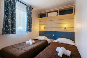 ArgolVVF Pointe Bretagne, Argol的一间卧室设有两张床和窗户。