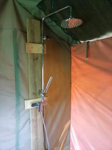 格拉斯科普Chosen Glamping Tents的帐篷内的一个房间,配有淋浴