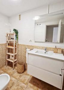 拉克鲁斯Retama del Teide, Puerto de la Cruz的浴室设有白色水槽和镜子