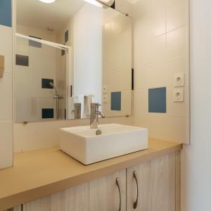 ArgolVVF Pointe Bretagne, Argol的浴室设有白色水槽和镜子