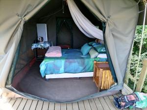 格拉斯科普Chosen Glamping Tents的帆布帐篷内的卧室,配有一张床