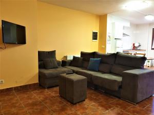 阿斯蒂加拉加ARRASPINE的带沙发和平面电视的客厅