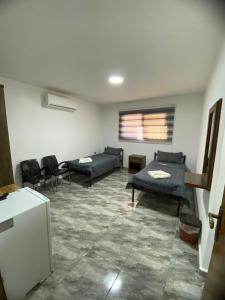 瓦迪穆萨Omar Apartment的一间客厅,客厅配有沙发和椅子
