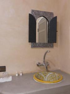 拉希迪耶Dar Diafa Chez Anaam的浴室水槽和墙上的镜子