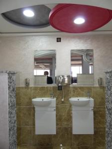 拉希迪耶Dar Diafa Chez Anaam的浴室设有2个水槽和2面镜子