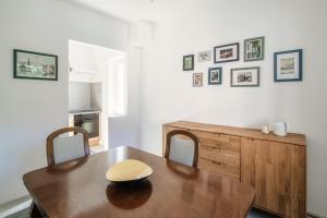 GranciaCasa Serena by Quokka 360 - close to the shopping centre的一间带木桌和椅子的用餐室
