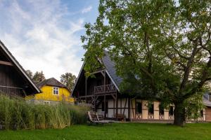 布尔格Ferienwohnung Rehblick Spreewaldferien-Burg的黄色和黑色的树屋