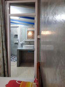 Ban Pak NamBaan Thabthong Homestay (บ้านทับทอง โฮมสเตย์)的一间带水槽和镜子的浴室