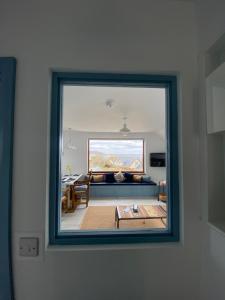 道宁斯Blue Pearl Apartment的透过镜子欣赏客厅的景色