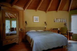 赫鲁斯贝克Panorama Hut的一间卧室配有一张床和一面大镜子
