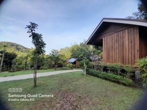 高兰Lanta Para hut的一座带建筑和草地庭院的度假胜地