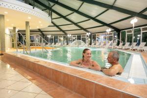 海吉克Hotel HegiQ - Adults Only Hotel的坐在游泳池里的男人和女人
