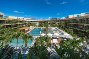 图卢姆MISTIQ Tulum Luxury Apartments的享有带游泳池的度假村的空中景致