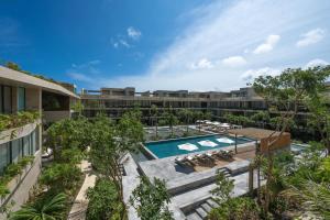 图卢姆MISTIQ Tulum Luxury Apartments的享有酒店游泳池的空中景致